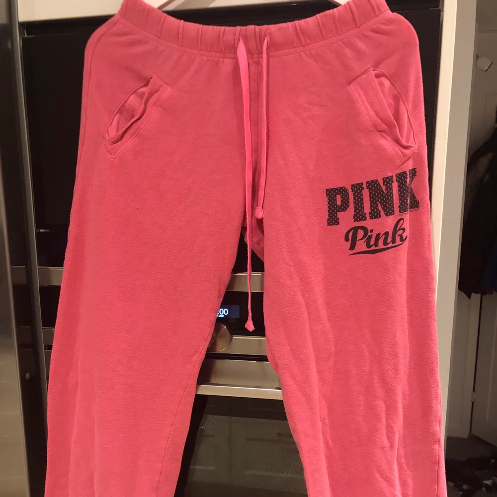 Ett par rosa pink mjukisbyxor i storlek XS men passar även större storlekar. Använt skick.. Jeans & Byxor.