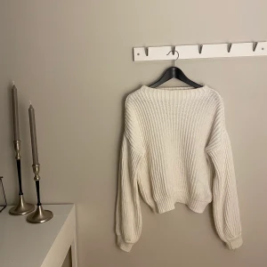 ”Balloon Sleeve Knitted Sweater” - En superfin stickad tröja med ballongärm från NA-KD! Säljer då jag har flertalet liknande 🖤 Tröjan är i xs, men skulle säga att den passar storlek xs-m! Frakt      tillkommer 🌙
