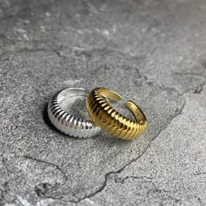 Säljer dessa snygga mönstrade ringar i s925 silver ⛓ Ringarna är töjbara och säljs i både silver och guld för 99 kr/ styck💛🤍 GRATIS FRAKT 📦 ✨