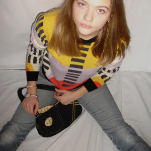 Svart handsydd jeansväska med gula detaljer  - Unik svart jeans handväska med gula detaljer och gul insida. Ytterficka och innerficka med dragkedja. Helt handsydd.