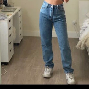 Jeans - Jeans strlk S jag är 169 ❤️ oanvända nypris 599, buda!