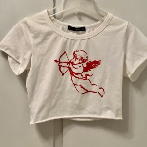 ängel topp - en superfin ängeltopp som tyvärr inte är min stil längre som är köpt på Zaful💕 pris + frakt är 70kr och om fler blir intresserade blir det budgivning i kommentarerna💕