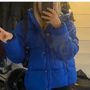 Blå puffer jacka - Säljer min jättefina blåa pufferjacka som är slutsåld. Helt oanvänd och prislappen e kvar. Storlek L men jag är en S och denna sitter perfekt på mig❤️
