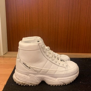 Adidas Kiellor skor - Använda tre gånger. Otroligt snygga skor som passar till allt men som tyvärr helt enkelt inte kommer till användning hos mig. Priset kan kan diskuteras vid snabb affär 💖
