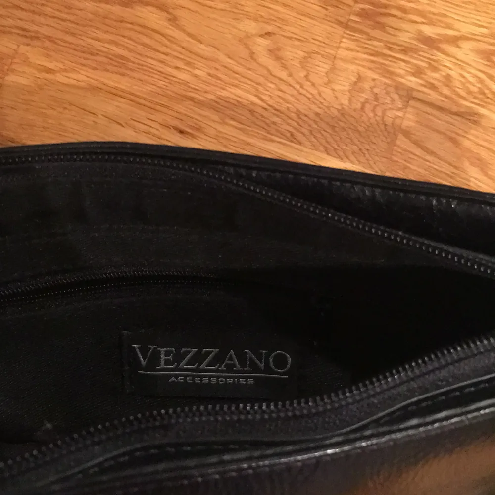 Super fin svart väska som jag hittade i en secondhand affär i somras, men tyvärr aldrig kommer till användning. Väskan är ifrån märket Vezzano och är i färgen svart, men i vissa ljus kan den nästan se mörk blå ut⭐️🧸🙏🏻🥂🥰. Väskor.