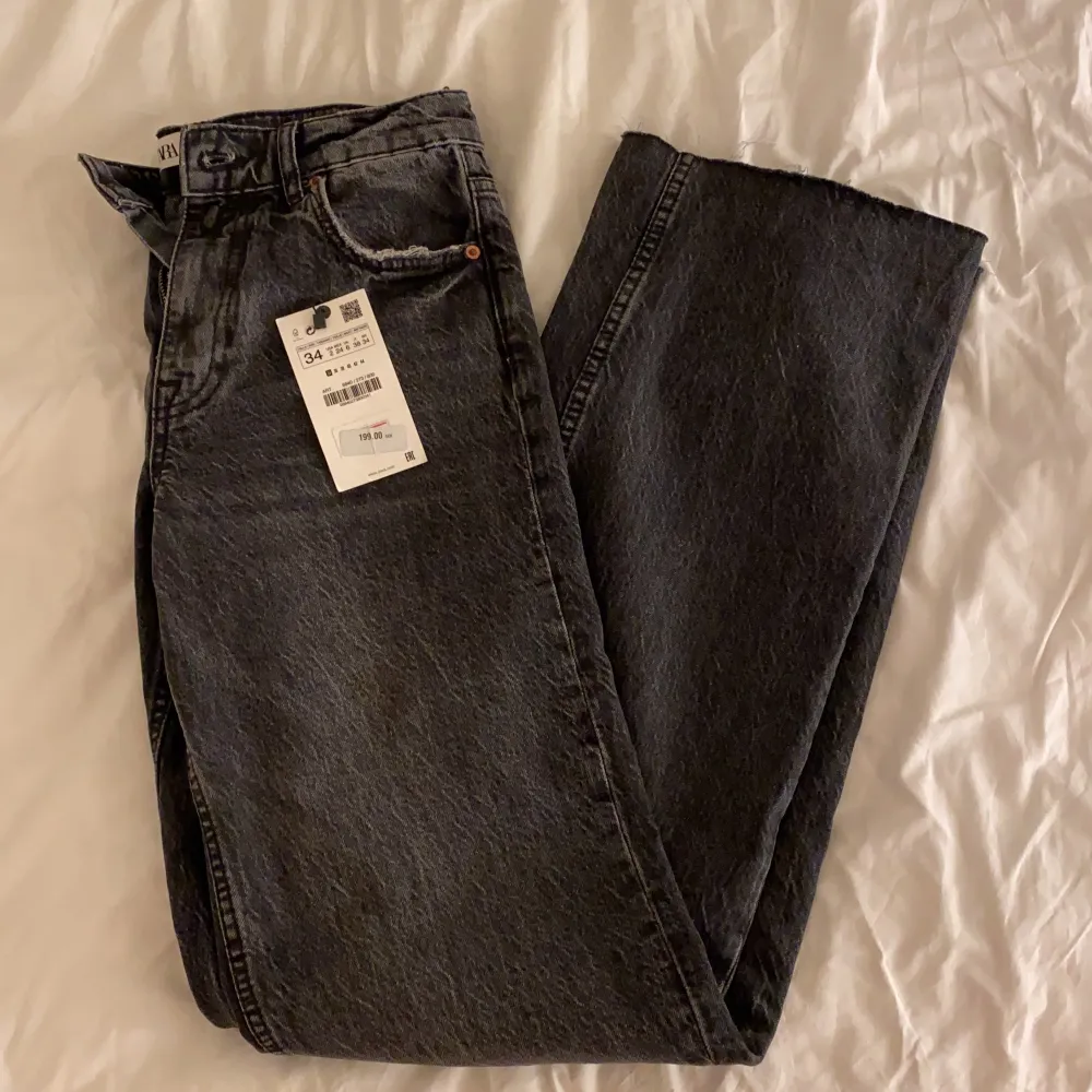 Säljer vidare dessa sjuukt snygga jeans från zara som jag köpte av en annan tjej här på plick då de var försmå för mig. Helt oanvända av både mig och förra säljaren, prislapp finns alltså kvar. Köparen står för frakt. Om flera är intresserade så buda gärna privat💗 högsta bud just nu: 450kr. Jeans & Byxor.