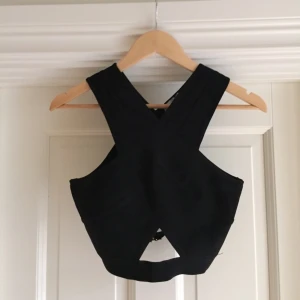  - Topp från Rebecca Stella for nelly med fina detaljer. Aldrig använd. Passar XS-S.