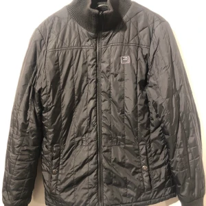 Jack & Jones jacka  - En jacka från Jack & Jones som fungerar perfekt att ha under en skaljacka när man åker skidor eller bara som den är på kyliga dagar.  Väldigt sparsamt använd. Passar till small/medium personer. Kan skickas (köparen betalar frakt) men kan också mötas för avhämtning i Uddevalla eller Göteborg.  Allt gott.