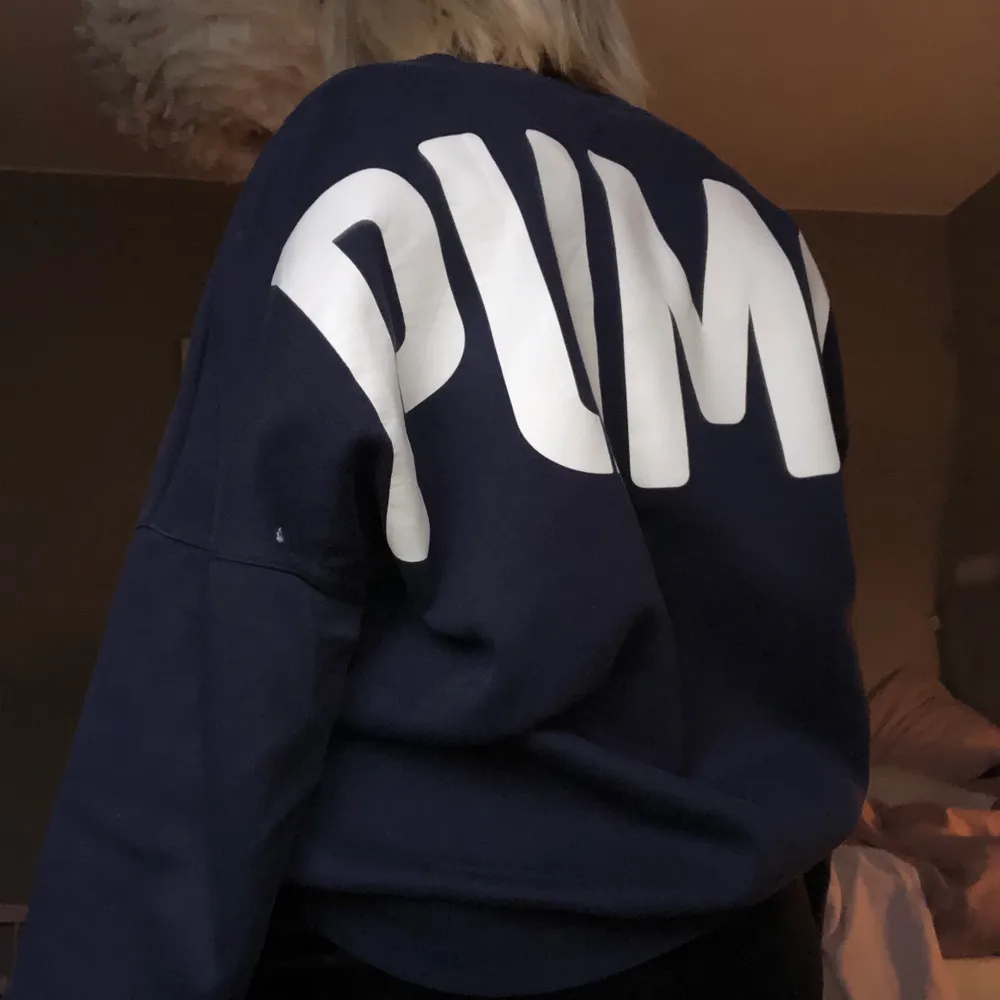 Mörkblå Puma collagetröja köpt second hand på Humana för ca 250kr. Nyskick då den aldrig kommit till användning!!! Den är strl L men skulle säga att den är mer en M. Kan mötas upp men annars står köparen för frakt!!!. Tröjor & Koftor.