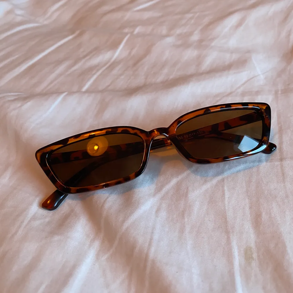Supersnygga och trendiga solglasögon i tortoisemönster!! Helt oanvända & priset är inkl frakt!!. Accessoarer.