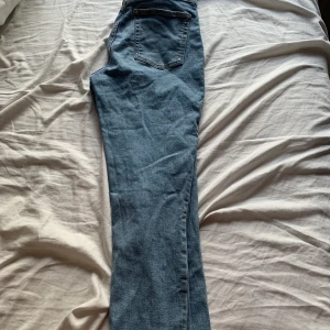 H&M Jeans med hål på knäna! - Säljer de här jeansen pga att jag aldrig har använt de, köpte de secondhand av en tjej på Depop. Storlek 36 men passar mig bra som är 38/40 då de är väldigt stretchiga. Dock en lite fläck på en bakfickan, kolla bild 3. Inköpta för 400kr, säljer för 250kr. Köparen står för frakten! Bara att skriva om det är några funderingar💞
