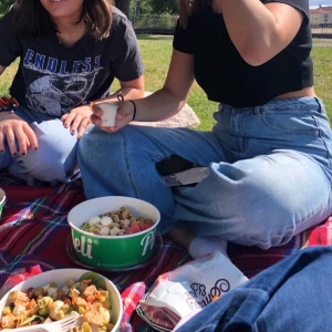 Blåa vida jeans - Fina blåa vida jeans från Vero Moda. Storlek 28/32. Litet hål vid fickan som knappt syns.