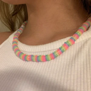 Halsband  - 💙Coolt neonfärgat pärlhalsband💙 sjukt snyggt till sommarens bränna