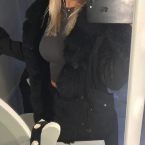 Fatima Jacka / Päls Jacka  - Med fusk päls. INTE äkta päls. Storlek XS/S. Köpt på garoff förra vintern