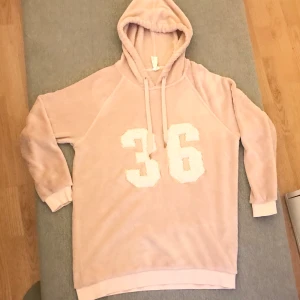 Fluffy mysig hoodie - En jätte mysig och mjuk oversized hoodie i storlek S❣️ den är längre än en vanlig hoodie så den är lika lång som en kort kjol💋