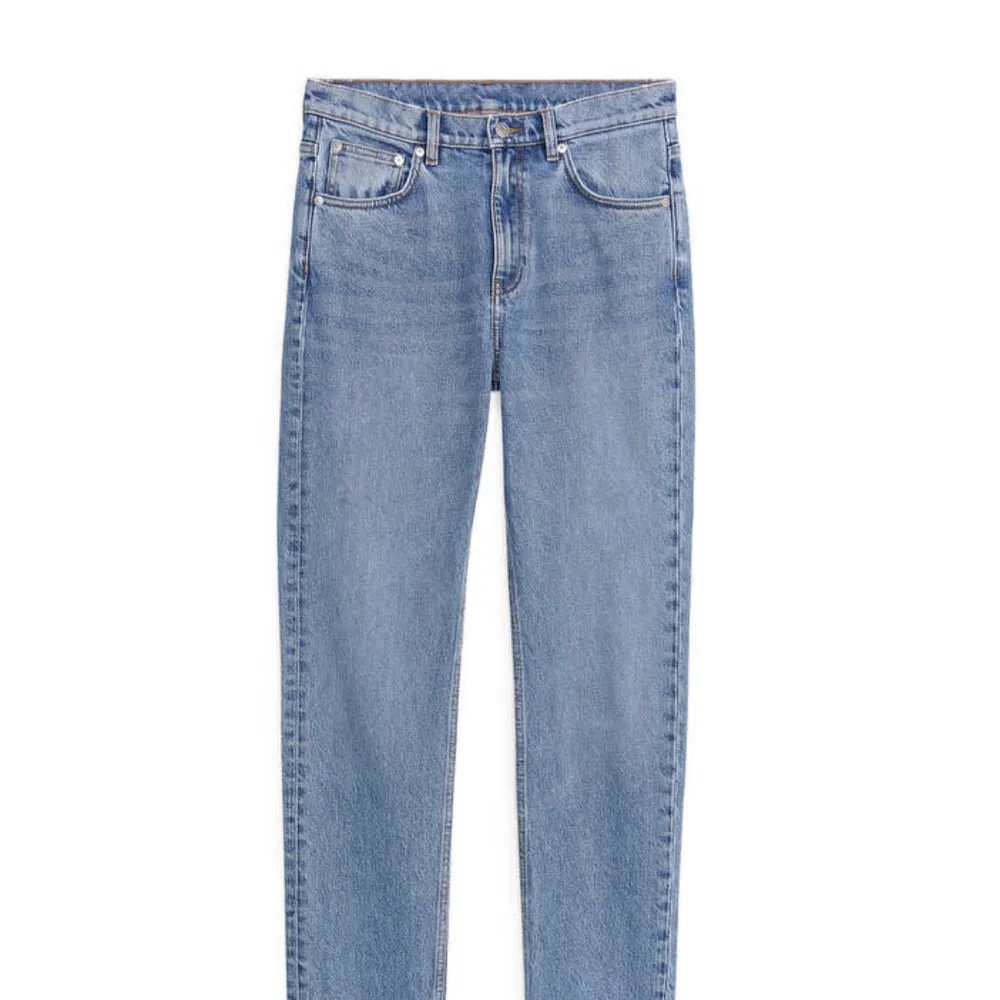 Säljer fina blåa Arket Jeans, jättebra material och knappt använda. Storleken är 25, motsvarar en 34/XS-S. Nypris 700kr säljer för 290kr inklusive frakt💘. Jeans & Byxor.