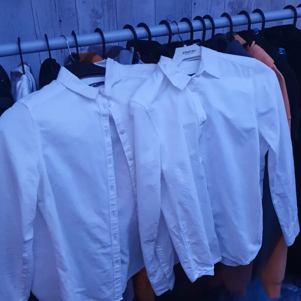 Två skjortor likadana, paketpris 50kr eller kom med bud, storlek 36. Skjortor.