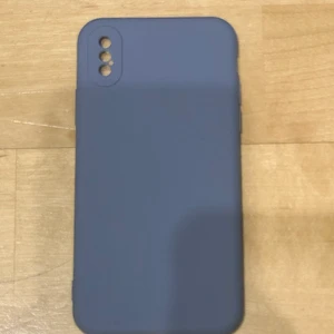 iPhone X/xs skal - Lilablått iPhone X/xs skal med skydd för kameran också. Aldrig använt. Köparen står för frakt!