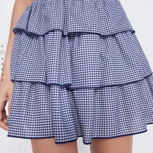 Rutig zara kjol - En as snygg zara kjol. I stolen s och är i bra skick. Köpte den hät på Plick för 380kr men jag vill inte ha den för den var för stor för mig!!💕 buda i kmt