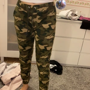 Militär byxor - En helt oanvända byxor. Jättesköna och mysiga. Säljs pågrund av inte min stil