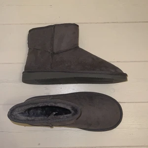 Gråa UGGs inspirerade skor  - Köpta för 400kr. Säljer för 169kr. De är helt nya, kan skicka fler bilder. Storlek 39, men passar även 38/40. Skorna är vadderade med päls som är jättevarmt och mysig! För fler frågor skriv privat i chatt 💬 