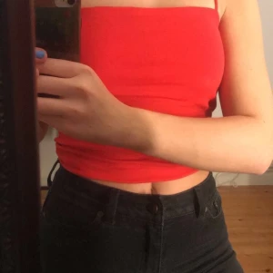 Linne - Ett oanvänt rött linne från Gina Trocot.❣️