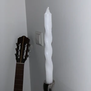 Ett vitt twistat ljus🕯 - Här är ett vitt twistat ljus. Frakten ingår INTE i priset!  Om du har några frågor , vill ha fler bilder eller om ni är  intresserade kontakta oss :D💕