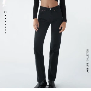 Mid rise Jeans - Jättesnygga mid rise jeans från zara i storlek 36, nyskick och jättefina. Slutsålda överallt, buda! ☺️