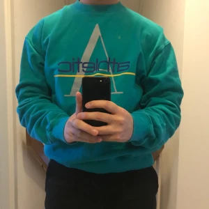 Sweatshirt - Faktiskt en av mina favorittröjor men får gå nu. Skön oversize fit. Lite vintage stil från Carlings.