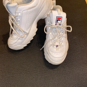 Fila skor - Fila skor använda fåtal gånger. I bra skick, 200kr inklusive frakt 📦 🦋