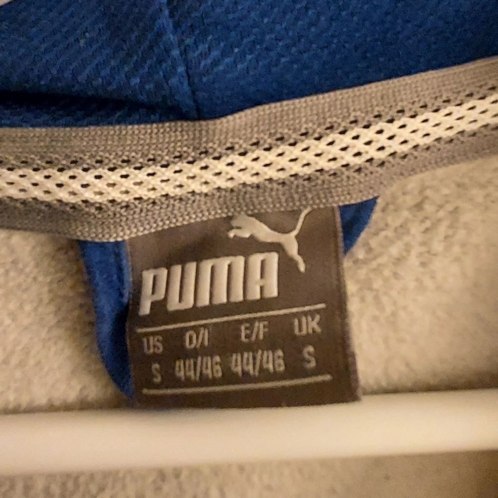 Jag säljer min Puma Hoodie i storlek Small. Plagget är begangnat men i bra skick. 30% polyester. Hämtas upp eller fraktas med posten. Fri frakt. Jag står inte för postens eventuella slarv! Betalning sker via Swish. Hör av dig vid intresse!. Huvtröjor & Träningströjor.