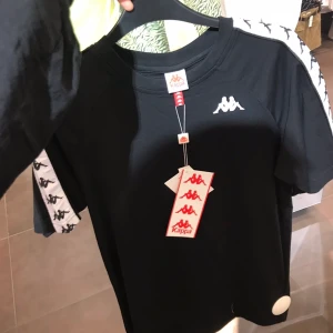 Kappa T-shirt  - Supercool T-shirt köpt i london och använd ca 3 gånger och är i toppskick😍