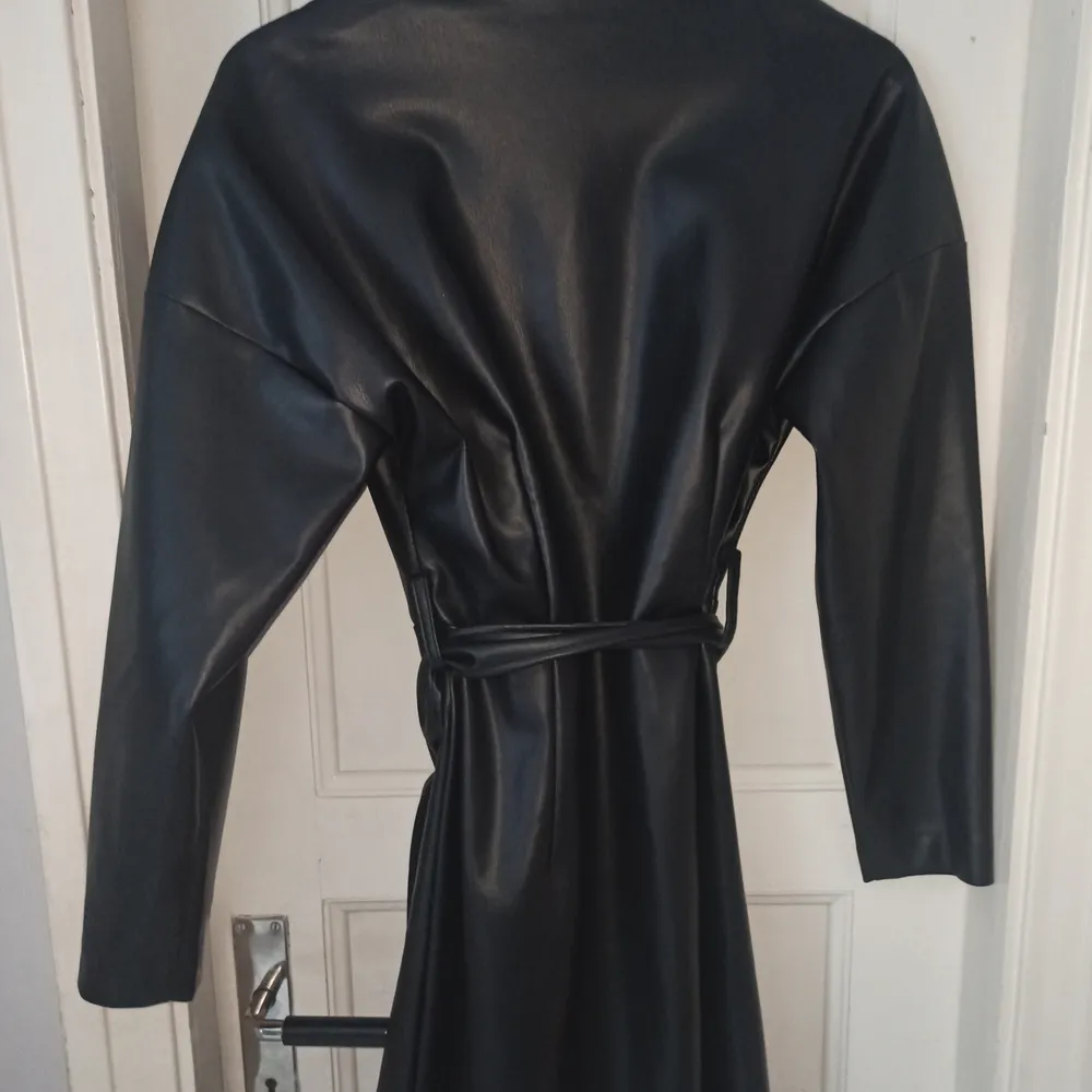 Fin klänning från Gina Tricot som jag köpte förra året💗 klänningen är använd en gång, men klänningen har bara hängt i garderoben sen dess. . Klänningar.