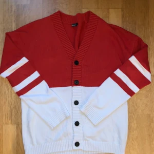 J.Lindeberg kofta - VÄLDIGT snygg J.Lindeberg kofta jag tyvärr måste sälja då den inte passar mig. Är i gott skick då den ej använts mycke. Nypris: ca 1500kr