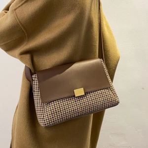 Brun axelremsväska - Så himla fin axelremsväska som passar super till både dark/light academia aesthethicen! Aldrig använd. Köparen står för frakt! Skicka ett meddelande om du vill ha fler bilder!