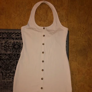 Vit klänning  - Använd en gång, slutar strax över knäna och har en öppen rygg. 