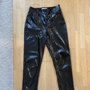 Skinnbyxor från NA-KD i storlek 38!  - Skinnbyxor som passar både till vardag och fest. 