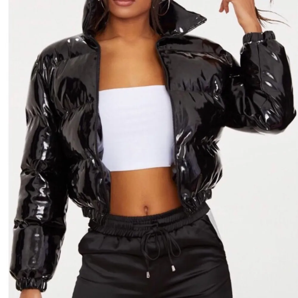 Säljer min cropped vinyl jacket från Prettylittlething, jättebra skicka och snygg. Säljer den pga jag vill köpa en ny jacka och använder den knappt heller. Pris kan diskuteras 💕💕. Takit.