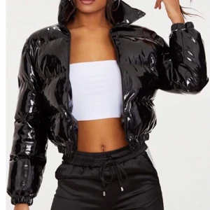 Vinyl Jacket/ Lackjacka - Säljer min cropped vinyl jacket från Prettylittlething, jättebra skicka och snygg. Säljer den pga jag vill köpa en ny jacka och använder den knappt heller. Pris kan diskuteras 💕💕