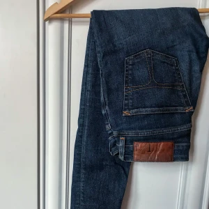 Tiger of Sweden jeans, nyskick - Lågmidjade tiger-jeans, som jag säljer på grund av att de blivit för små. Har endast använt de en gång så de är i bra skick. Modellen heter ”Slender” och sitter som på sista bilden. Priset kan diskuteras 🌷✨