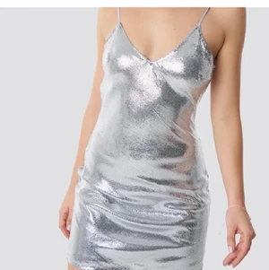 Nakd x Linn Ahlborg waterfall dress - Oanvänd silvrig klänning med paljetter från Linn Ahlborgs kollektion från nakd, deras waterfall dress med superfint fall i ryggen🤩 alla lappar sitter kvar, skicka pm för egna bilder🤍 i storlek 34 (xs/s) 