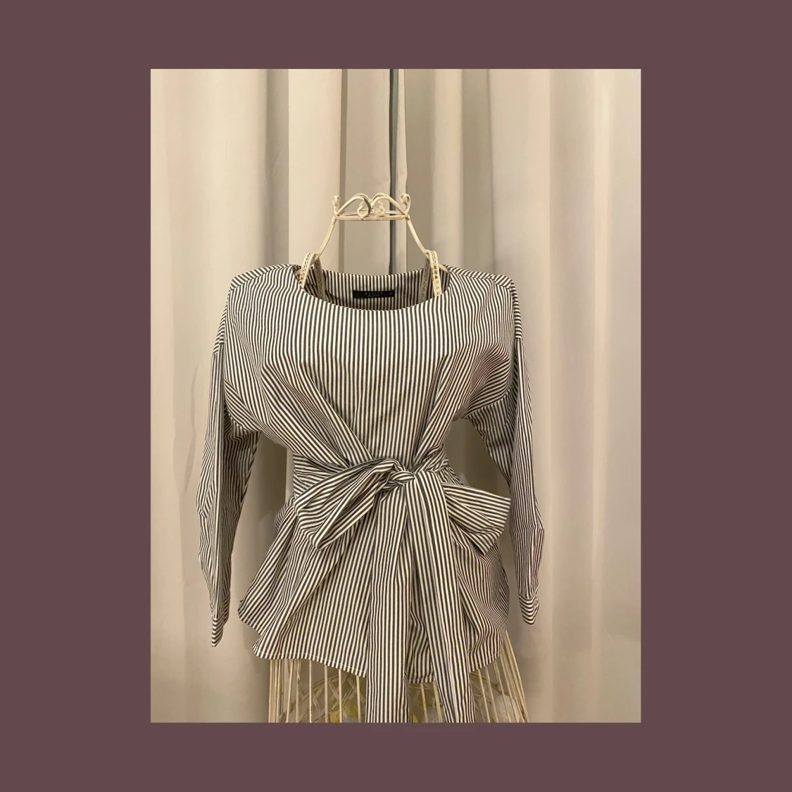 Randig blus med knytning