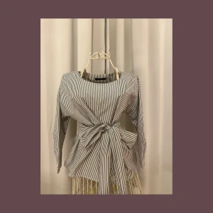 Randig blus med knytning - Söt blå/vit randig blus med knytning i midjan🦋 storlek: 32. Använd några få gånger fortfarande i nyskick! Pris: 60kr + frakt🚚