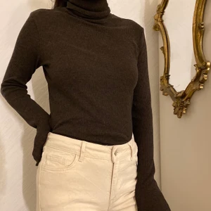 Brun polotröja från & other stories - Jättefin brun polotröja :)