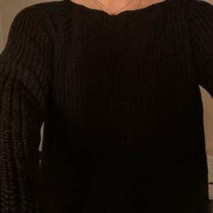 Fin svartstickad tröja med ett kryss/kors där bak. Den har jätttefin urringning, den är enligt mig perfekt lång varken för lång eller för kort. Inte alls stickig säljer pga att jag har för många stickade tröjor💕