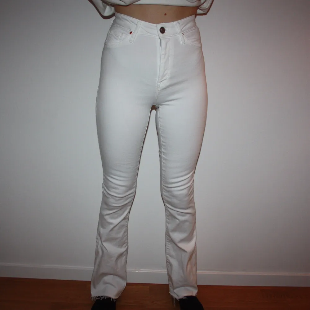 Vita Flare jeans från BIKBOK. Storlek XS/33. Klippt av 2cm så dom är mer 31 längd :) Endast använda 1 gång. Nypris 599:- Frakt 79kr. Jeans & Byxor.