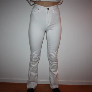 Vita Peachy Flare jeans BIKBOK - Vita Flare jeans från BIKBOK. Storlek XS/33. Klippt av 2cm så dom är mer 31 längd :) Endast använda 1 gång. Nypris 599:- Frakt 79kr