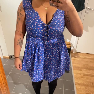 Sommarklänning från Mango - Använd mycket för ett par årsedan när den fortf passade mig. Såå bra kvalitet, det går ej att se att den är köpt 2012. När den väl passar, så sitter den som en dröm.