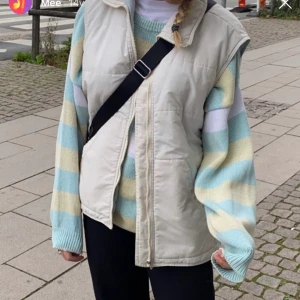 Oversized Väst - Vit/beige väst! Jättefin, men kommer tyvärr inte till användning längre😩❤️ , pris kan diskuteras! ⭐️ står stl 46, men jag skulle säga M  , (brukar ha xs)