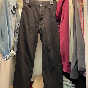 Jeans  - Raka fina jeans från Lindex, sitter jättefint på. Använd kanske 4 gånger. 